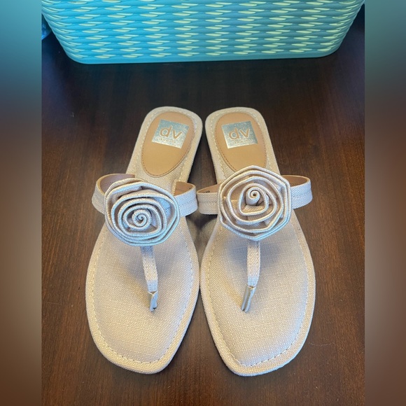 NWOT DV by Dolce Vita Women's Cream Sandals with Floral Design - Picture 4 of 8